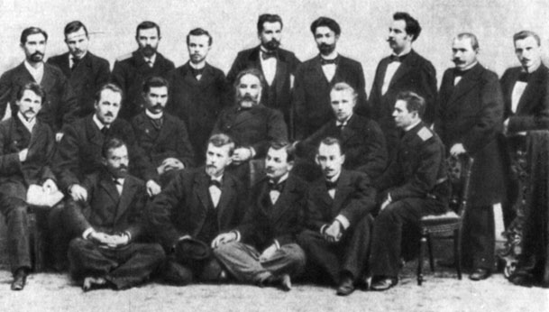 Группа Куинджи А. И. (третий справа во втором ряду), справа от него Рерих Н. К. 1897 г.