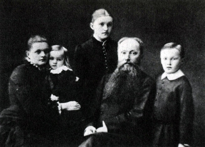 Семья Рерихов: отец - Константин Федорович, мать - Мария Васильевна, дочь Лидия, сыновья - Николай (справа) и Борис, 1880