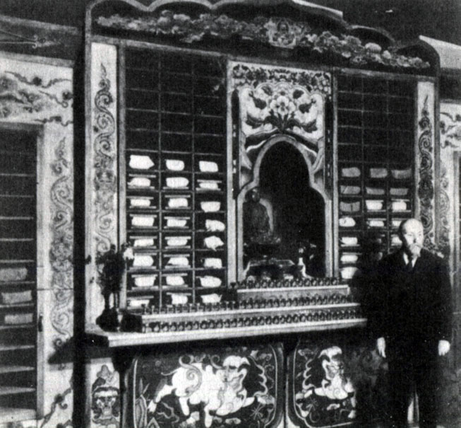 Н. К. Рерих в Тибетской библиотеке Музея Рериха в Нью-Йорке (около 1929)