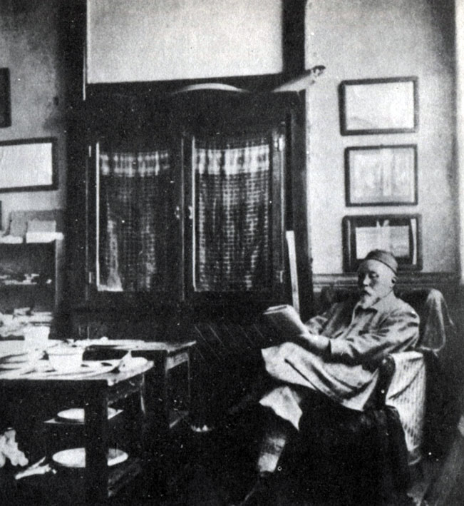 Н. К. Рерих в своей студии в Кулу (около 1935)