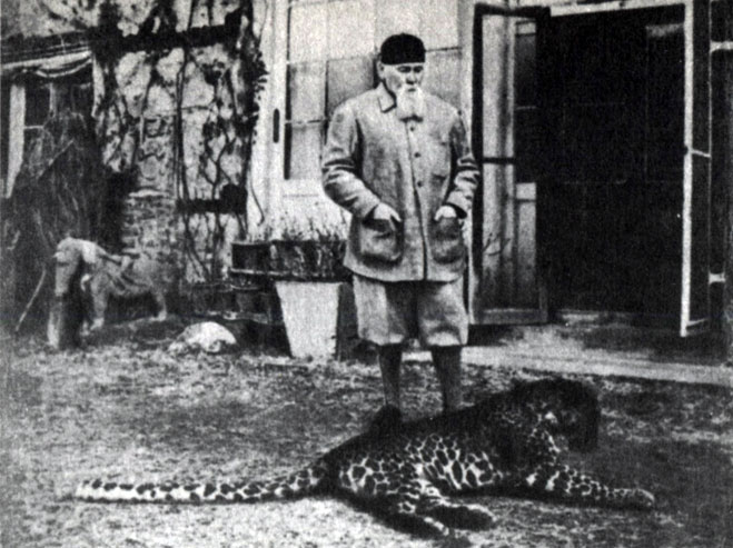 Н. К. Рерих с леопардом в Кулу (около 1940)