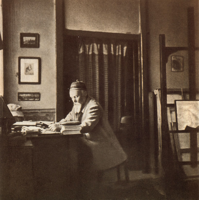 Рис. 5. Фотографии и документы. Н. К. Рерих в своем рабочем кабинете в Кулу. Фото 1933 г.